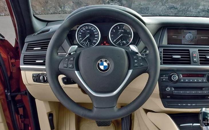 宝马方向盘转动异响原因及解决办法