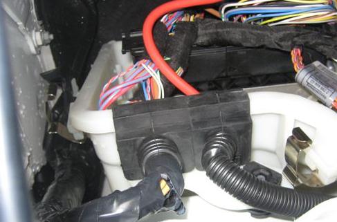 宝马PUMA技术通报-E70/E71/E72电控箱进水