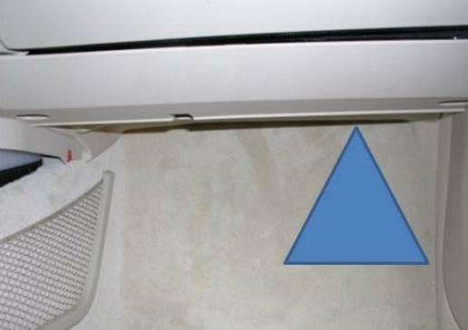 宝马PUMA技术通报-F07/10/11/18副驾驶位置地毯潮湿