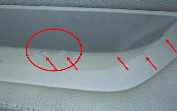 宝马PUMA技术通报-前部车门饰板的臂托拉槽上的材料脱落