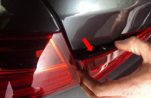 宝马PUMA技术通报-F30/F35行李箱盖中的尾灯松脱