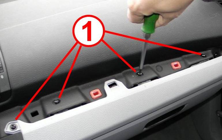 PUMA技术通报-E82/E88仪表板手套箱发出噪音