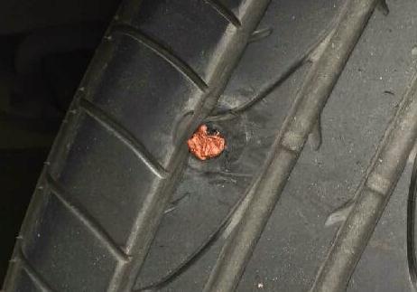 没有备胎的宝马路上扎胎后免拆车轮安全补胎方法