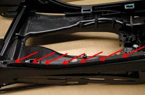 PUMA技术通报-F10/F11/F18中控台前部侧面受力时嘎嘎作响